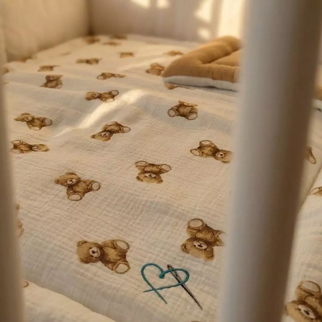 Przewiewny muślin bawełniany w urocze misie idealny dla niemowląt