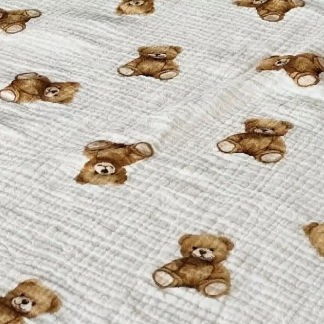 Zbliżenie na charakterystyczną, karbowaną fakturę muślinu bawełnianego we wzór w misie