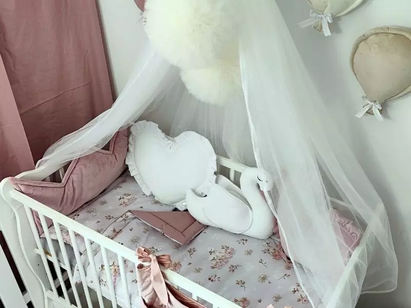 Łabędzi sen wyprawka dla niemowlaka do łóżeczka z baldachimem i pościelą