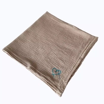 Otulacz muślinowy ciemny beż 75 × 75 cm z widoczną fakturą materiału