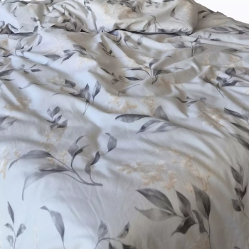 Szara pościel bawełniana Botanic Grey w liście na łóżku w sypialni styl skandynawski aranżacja wnętrza