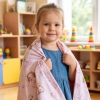 Bawełniany kocyk dla dziewczynki w kotki z gładkim minky