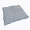 Złożony otulacz od strony jasnoniebieskiego muślinu