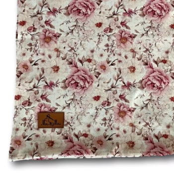 Ażurowy kocyk-otulacz niemowlęcy w różowe róże wzór Vintage Soul, zdjęcie produktowe na białym tle – widoczna faktura materiału.