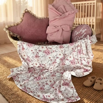 Zestaw prezentowy na baby shower dla dziewczynki: rożek, kocyk i poduszki w stylu vintage w koszu Mojżesza