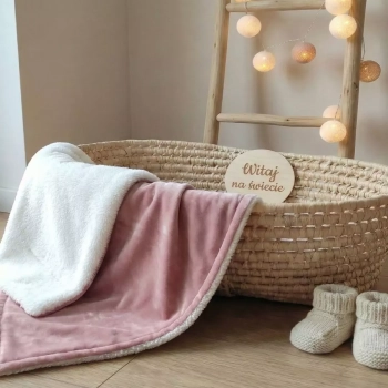 Kocyk minky brudny róż przewieszony przez kosz Mojżesza w stylu boho - aranżacja pokoju