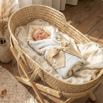 Rożek niemowlęcy w koszu Mojżesza, stylistyka boho, naturalne materiały.