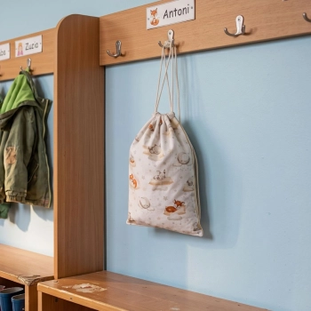 Personalizowany worek na kapcie i wyprawkę z leśnym motywem jasny beż