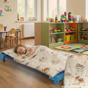 Dziecko śpiące na leżaku w żłobku pod pościelą 135x100 Leśne Sny z workiem obok