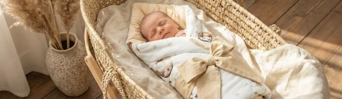 Rożek niemowlęcy w koszu Mojżesza, stylistyka boho, naturalne materiały.