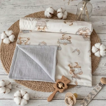Letni kocyk niemowlęcy bawełna w misie boho beż i oddychający jasnoszary muślin w naturalnej aranżacji