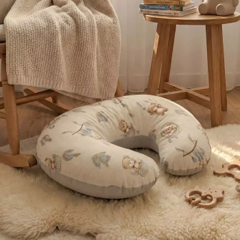 Poduszka rogal do karmienia jako element dekoracyjny pokoju dziecięcego w stylu boho.
