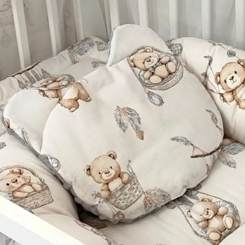 Płaska poduszka niemowlęca miś z uszkami bawełna we wzór misie boho beż w białym łóżeczku