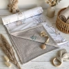 Dwustronny kocyk niemowlęcy (bawełna/muślin) w aranżacji boho. Widoczny wzór Kołysanka z Safari z akwarelowymi zwierzątk