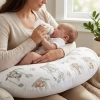Mama karmiąca dziecko na beżowej poduszce do karmienia z kolekcji Kołysanka z safari