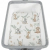 Bezpośredni widok z góry na materac w łóżeczku dostawnym. Zbliżenie na wzór bawełnianego prześcieradła Kołysanka z Safari, pokazujące detale nadruku zwierzątek na huśtawkach.