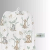 Zbliżenie na bawełniany worek do żłobka z kolekcji Safari. Widoczna wszyta metka z imieniem dziecka (personalizacja).