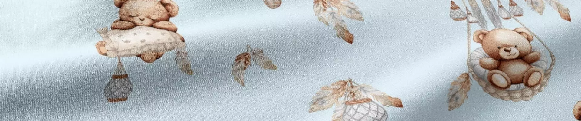 Kolekcja Misie Boho Blue - aranżacja łóżeczka dziecięcego z błękitną pościelą i falbanką maskującą