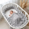 Niemowlę śpiące w białym łóżeczku owalnym przykryte szarym kocykiem Minky Misie Boho Blue
