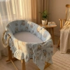 Wyściółka do kosza Mojżesza z falbanką i dużą kokardą bawełna Misie Boho Blue w jasnym pokoju