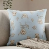 Bawełniana poszewka na jasiek 40x40 Misie Boho Blue na szarej kanapie zbliżenie