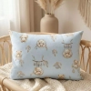 Bawełniana poszewka na jasiek 60x40 Misie Boho Blue na szarej kanapie zbliżenie