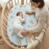 Niemowlę śpiące w owalnym łóżeczku na prześcieradle Misie Boho Blue z mamą
