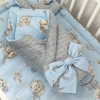 Becik dla noworodka wiązany szarfą Misie Boho Blue leżący na pościeli