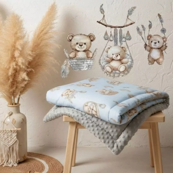 Aranżacja pokoju dziecięcego w stylu boho z kocykiem Minky Misie Boho Blue na drewnianym stołku