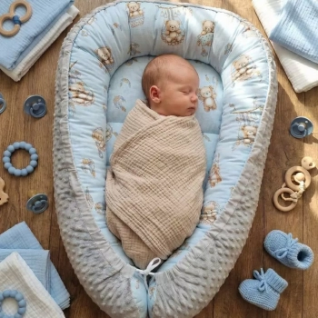 Wyprawka niemowlęca flat lay kokon pieluszki i buciki Misie Boho Blue