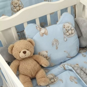Płaska poduszka niemowlęca w kształcie misia bawełniana Misie Boho Blue w łóżeczku z pluszakiem