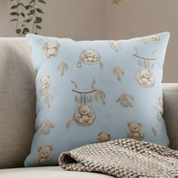 Bawełniana poszewka na jasiek 40x40 Misie Boho Blue na szarej kanapie zbliżenie