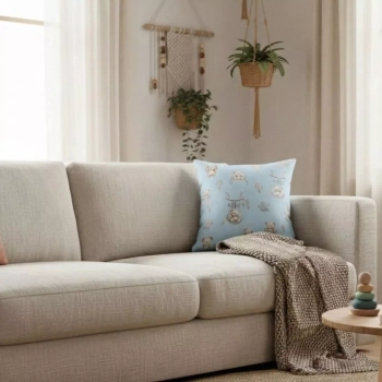 Aranżacja wnętrza boho z poszewką na poduszkę 40x40 Misie Boho Blue na beżowej sofie