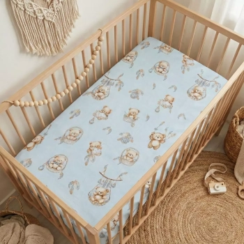 Aranżacja łóżeczka drewnianego z prześcieradłem bawełnianym w misie styl boho