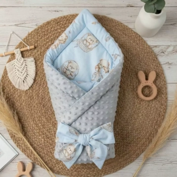 Rożek niemowlęcy wiązany na kokardę wzór Misie Boho Blue i szare minky pionowo