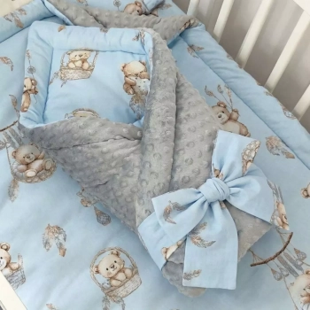 Becik dla noworodka wiązany szarfą Misie Boho Blue leżący na pościeli