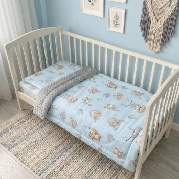 Komplet pościeli niemowlęcej z wypełnieniem kołderka i płaska poduszka wzór Misie Boho Blue w białym łóżeczku