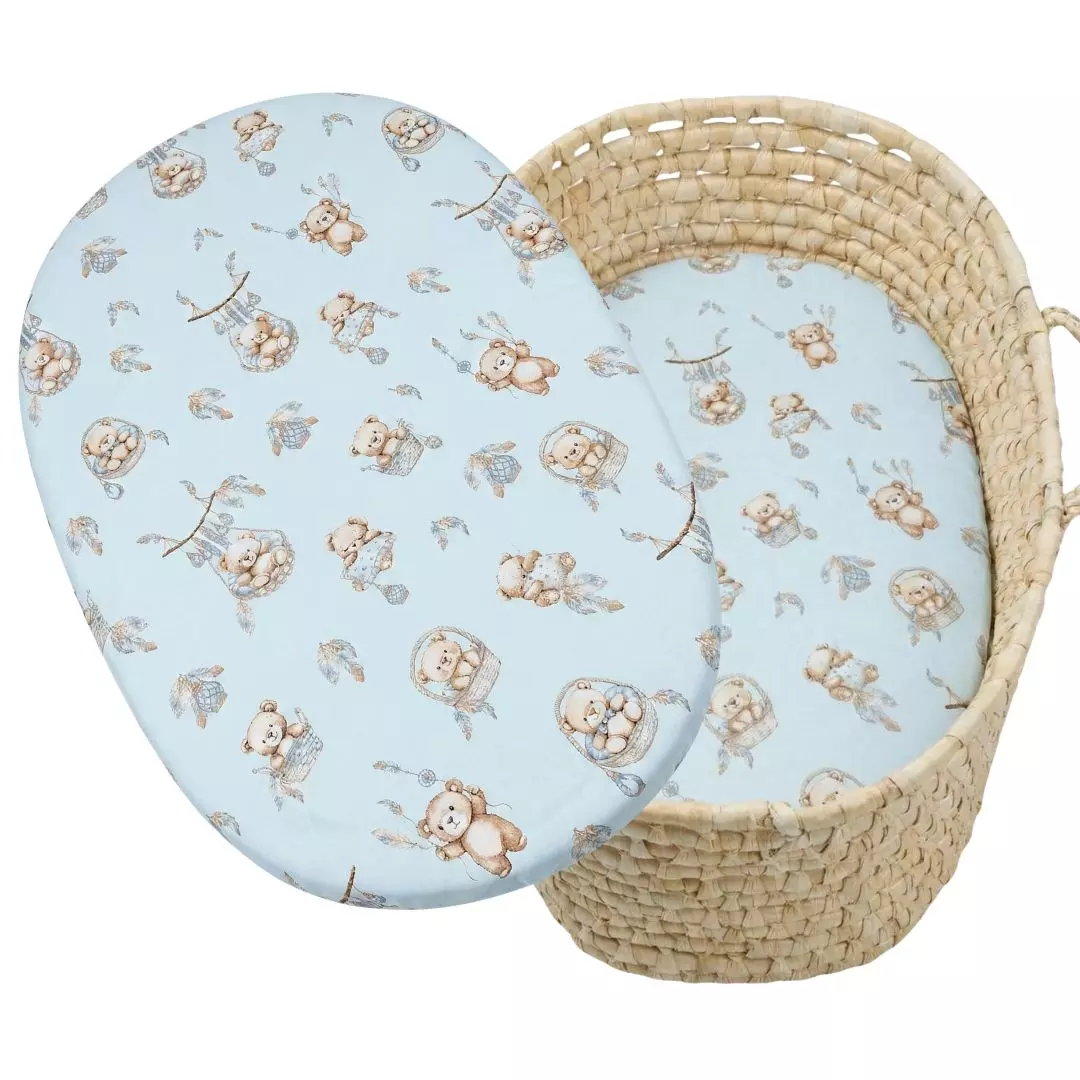 Prześcieradło do kosza Mojżesza 80x40 wzór Misie Boho Blue ułożone na materacyku