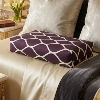 Elegancka poszewka na poduszkę profilowaną w sypialni stylu glamour, fioletowy akcent Modern Line na tle beżowych poduszek