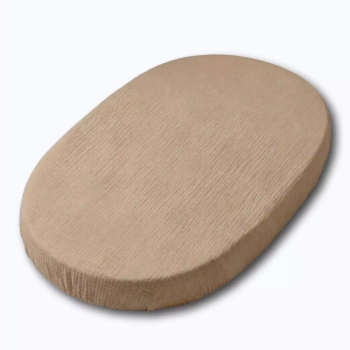 Gładko naciągnięte prześcieradło muślinowe z gumką na owalny materac 125x75 cm w kolorze ciemnego beżu (Coffee), widoczna naturalna, kreszowana faktura bawełny na białym tle.