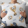 Dziecko trzymające ozdobną poszewkę na jaśka 40x40 cm z motywem piłki nożnej