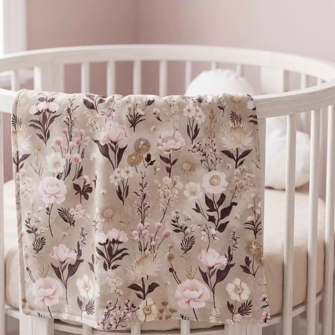 Letni kocyk niemowlęcy bawełna w polne kwiaty peonie Retro Bloom w łóżeczku