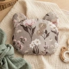 łaska poduszka niemowlęca w kształcie misia z uszami. Uszyta z bezpiecznej bawełny w kwiatowy wzór Retro Bloom z akwarelowymi piwoniami i listkami.