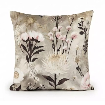 Kwadratowa poszewka na poduszkę typu jasiek zaprezentowana na białym tle. Powłoczkę zdobi wyraźny, botaniczny wzór z dużymi kwiatami z kolekcji Retro Bloom w stonowanych odcieniach beżu, bieli i zgaszonego różu. Zdjęcie produktowe ukazujące równomierne ro
