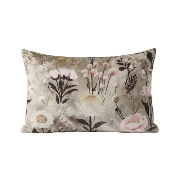 Prostokątna poszewka na poduszkę w botaniczny wzór w kwiaty z kolekcji Retro Bloom. Zdjęcie produktowe na białym tle ukazujące przód poduszki z akwarelowym motywem jasnych piwonii i polnych roślin na beżowo-szarym tle.
