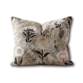 Puszysta poduszka do przedszkola zaprezentowana na białym tle. Bawełniana powłoczka ozdobiona jest wyraźnym, botanicznym wzorem w duże kwiaty z kolekcji Retro Bloom w stonowanych odcieniach beżu, bieli i brudnego różu. Zdjęcie produktowe ukazujące miękkoś