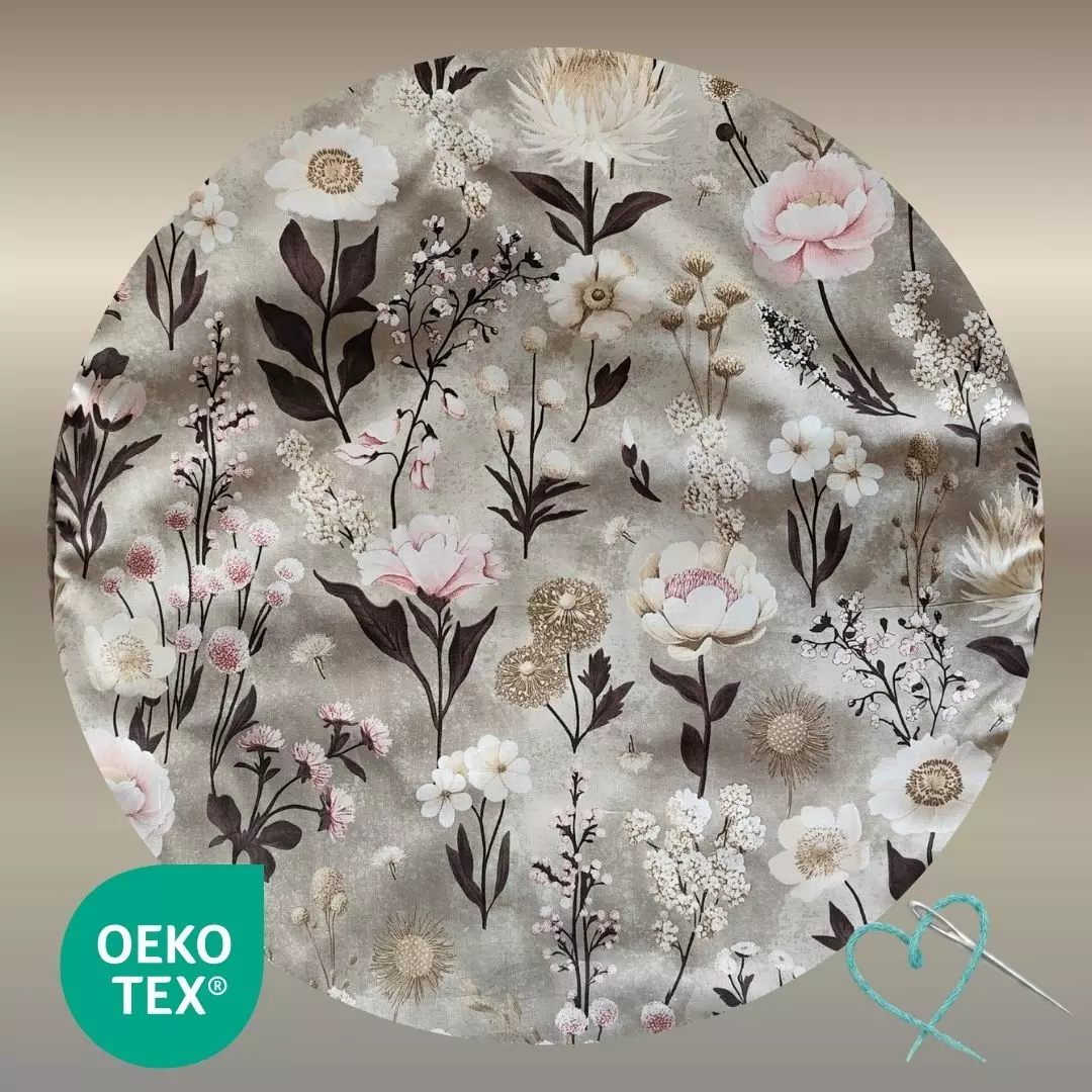 Bawełniana tkanina pościeli niemowlęcej we wzór Retro Bloom z certyfikatem OEKO-TEX. Botaniczny motyw z akwarelowymi piwoniami w kolorze brudnego różu na tle taupe