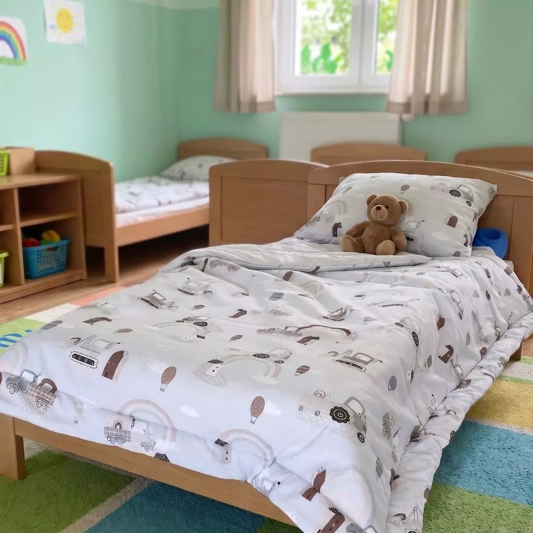 Zestaw pościeli przedszkolnej 135x100 z workiem i poduszką we wzór w traktory na jasnoszarym tle