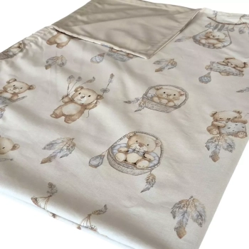 Złożony w pół kocyk do przedszkola z odgiętym rogiem, ukazujący bawełniany wierzch we wzór misie boho i gładki, beżowy spód z minky na białym tle.