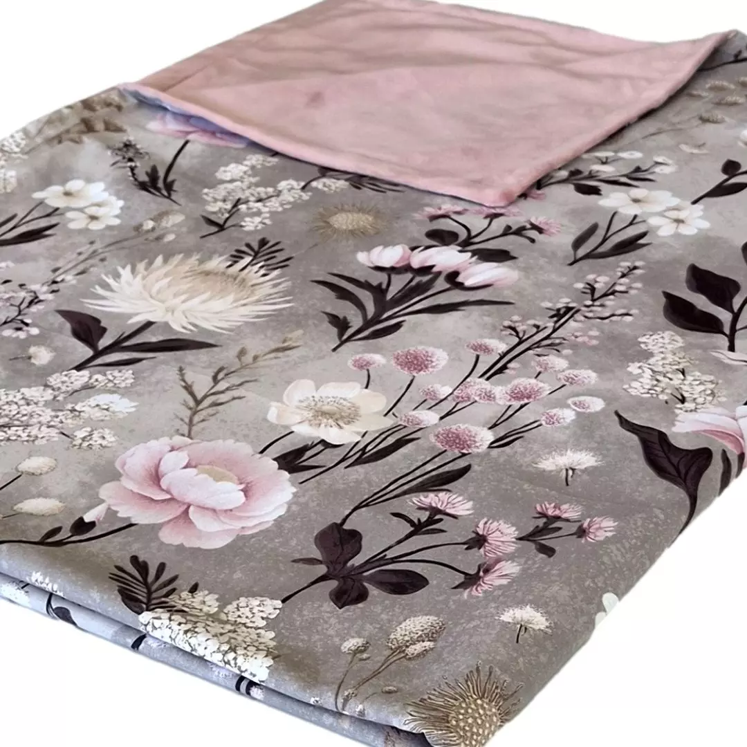 Złożony kocyk do przedszkola dla dziewczynki 135x100 cm we wzór kwiatowy Retro Bloom z różowym minky na białym tle